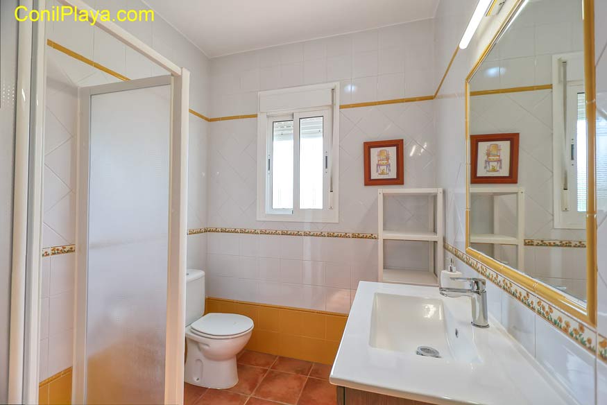 El cuarto de baño cuenta con cabina de ducha.