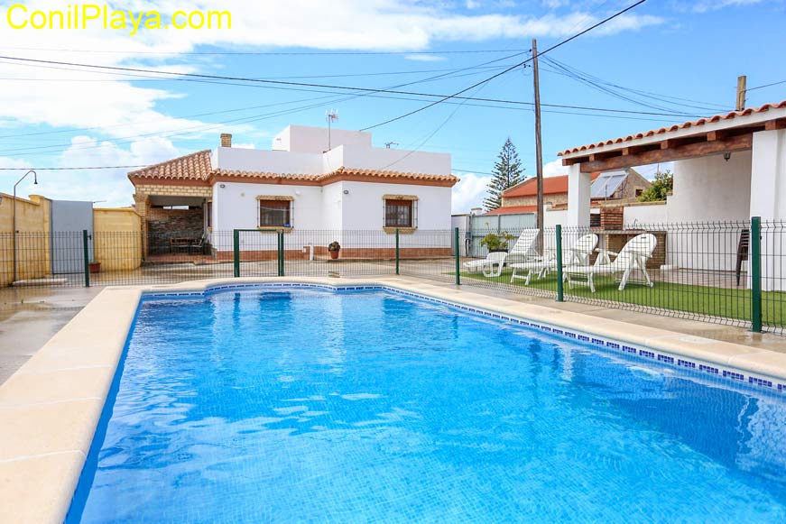 chalet en Conil con piscina