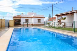 Alquiler de Chalet en Conil para 4 personas (max 6) Con piscina.