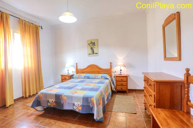 Dormitorio principal con cama de matrimonio.