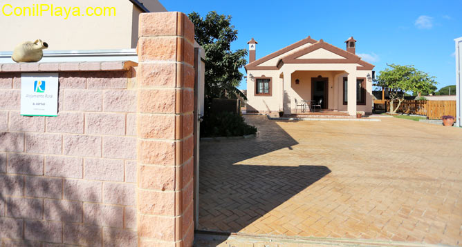 Vista del chalet y del sombrajo.