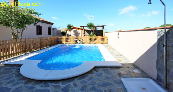 La piscina se encuentra en una parcela vallada con cetos.