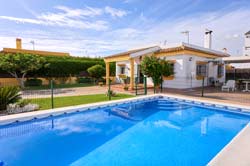 2 dormitorios,4 personas. Tranquilo chalet en Conil con piscina privada con merendero y barbacoa, en la zona de Roche Viejo, cerca de la Cala del Aceite y de las Calas de Conil. Muy tranquilo. 