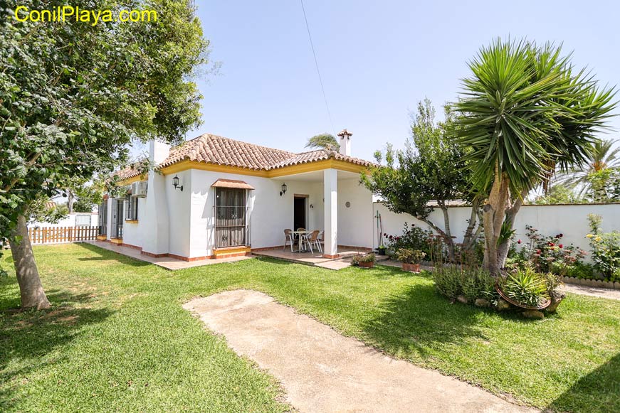 Este chalet tiene un arbol que le dará sombra en verano.