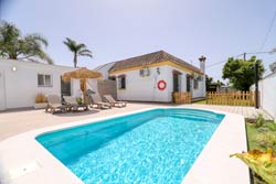 2 dormitorios,4 personas. Chalet situado entre Conil y Chiclana, ideal para ir a la playa del Puerco, La Barrosa o Roche. wifi gratis. dispone de aire acondicionado.
