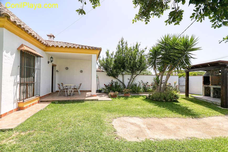 La casa cuenta con grandes ventanas y un estupendo porche.