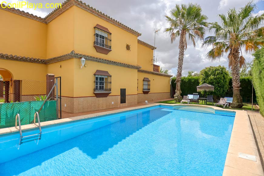 chalet conil piscina