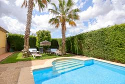 Excelente chalet con piscina, con garage y amplio jardin. Consta de 4 dormitorios con armarios, salón con chimenea, cocina - comedor, 2 cuartos de baños completos, 2 porches, barbacoa y merendero, piscina privada. Se encuentra en una parcela de 1500 m².
Tiene piscina y capacidad para 8 personas.