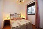 Bonito y tranquilo chalet de 3 dormitorios con piscina privada vallada, barbacoa, porche con toldo, situado en un lugar relajado. La playa está a pocos minutos en Coche. Ideal para familias con niños, dispone de parque infantil con toboganes y columpios.
Chalet de 2 dormitorios y capacidad para 4 personas.