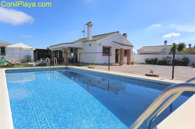 chalet en conil con piscina privada vallada