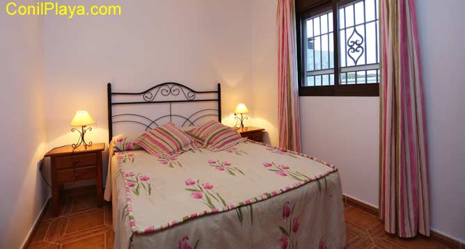 dormitorio principal con cama de matrimonio