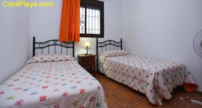 dormitorio con 2 camas