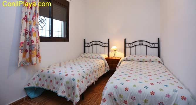 dormitorio con 2 camas individuales