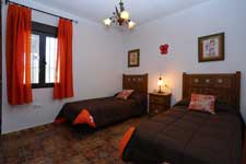 Chalet de gran capacidad de 4 dormitorios con piscina privada, barbacoa, porche, aparcamiento privado. Situado a 3 minutos de Conil en coche. Se puede alquilar junto al chalet del al lado permitiendo hasta 19 personas.
capacidad para 10 personas