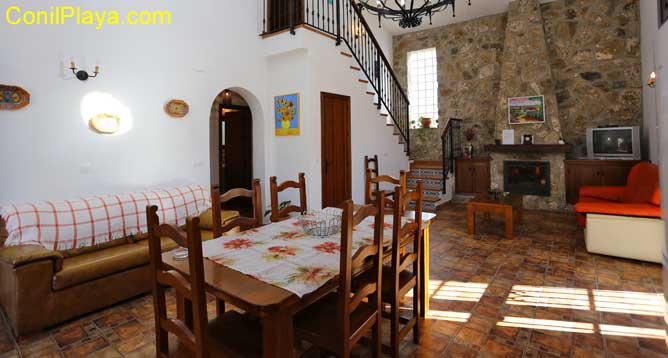 mesa del comedor y salón al fondo