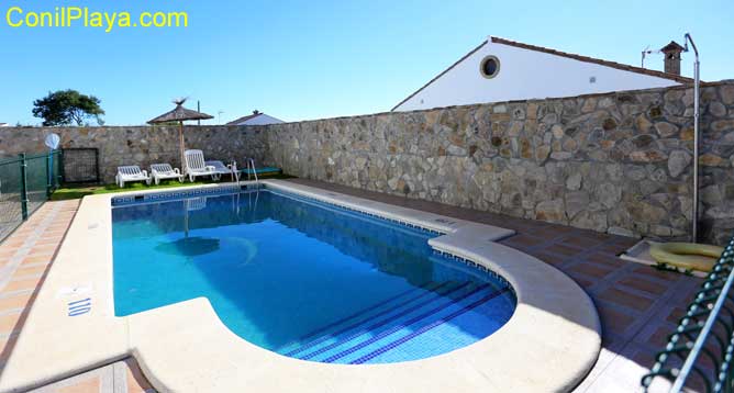 piscina con escalones y ducha