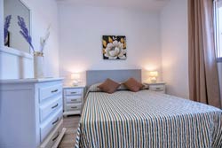 Situada en zona muy tranquila, es idónea para ir a las playas del Puntalejo, Fuente del Gallo o a las Calas de Roche.
Chalet de 2 dormitorios y capacidad para 4 + 1 personas.