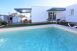 Chalet muy cerca de Conil con piscina privada, a la entrada del pueblo, en la Dehesa de la Villa. Barbacoa cubierta, aparcamiento privado. Ideal familias.
ver fotos