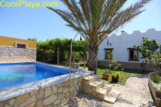 La casa es muy tranquila y cuenta con la sombra de un arbol