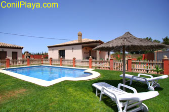 Chalet en alquiler en Conil con piscina, en Roche Viejo.