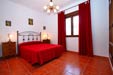 Estupendo chalet con piscina cerca de la Calas de Conil y de Roche, en la carretera del puerto pesquero. Dispone de porche, barbacoa y un amplio jardín.
Chalet con capacidad para 8 personas.
