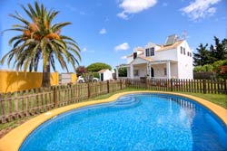 3 dormitorios,6 personas. Estupendo chalet con piscina privada, porche y barbacoa, en zona muy tranquila y cercana a las calas de Conil, Conil y a la Fuente del Gallo. Amplio jardín. La playa más cercana es la del Puntalejos y La Fuente del Gallo.