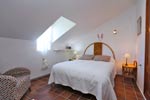 Estupendo chalet con piscina privada, porche y barbacoa, en zona muy tranquila y cercana a las calas de Conil, Conil y a la Fuente del Gallo. Amplio jardín. La playa más cercana es la del Puntalejos y La Fuente del Gallo. capacidad para 6 personas