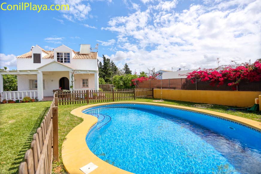 chalet con piscina en conil en roche viejo