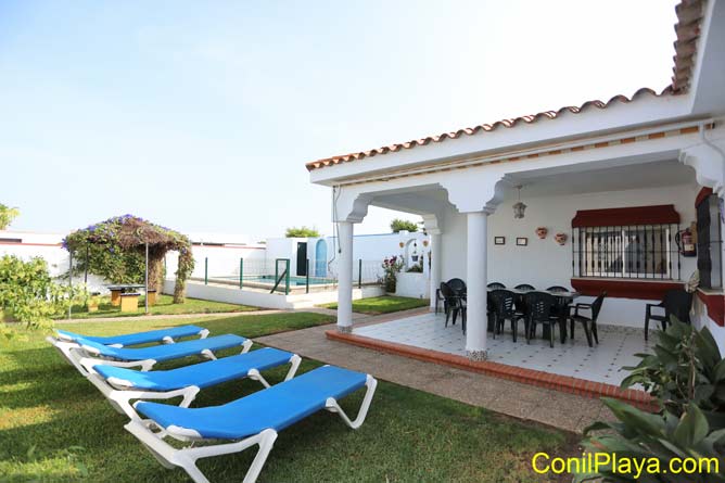 Chalet en alquiler en Conil con piscina.