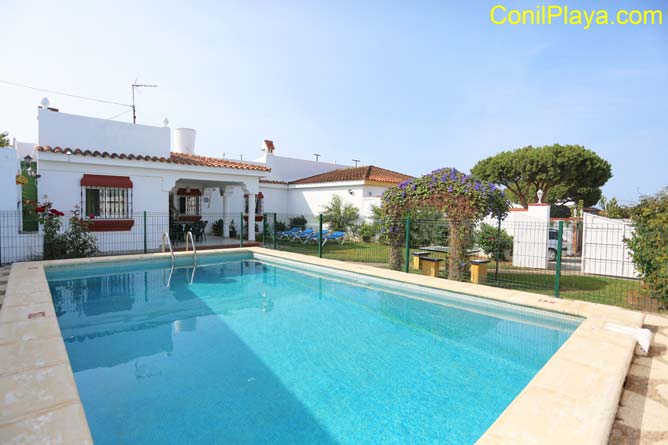 Chalet en alquiler en Conil con piscina.