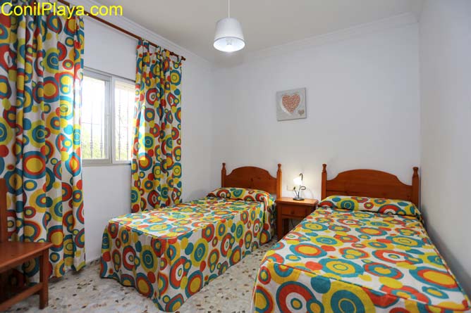 Dormitorio con 2 camas.