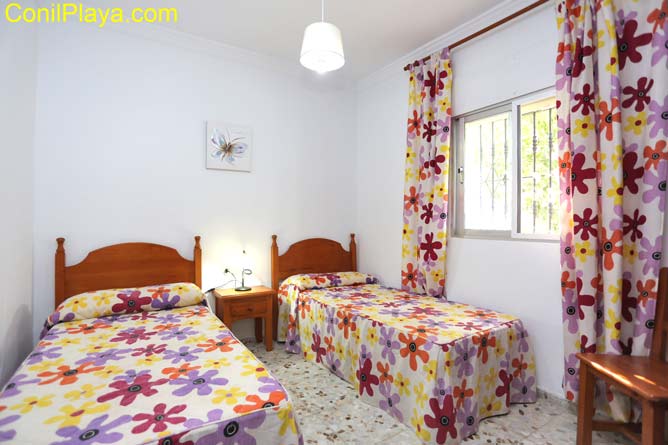 Dormitorio con 2 camas indivuales.