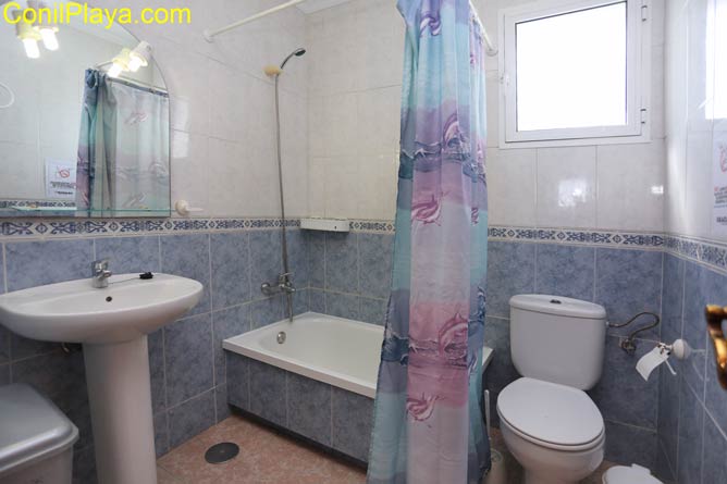 Cuarto de baño con bañera