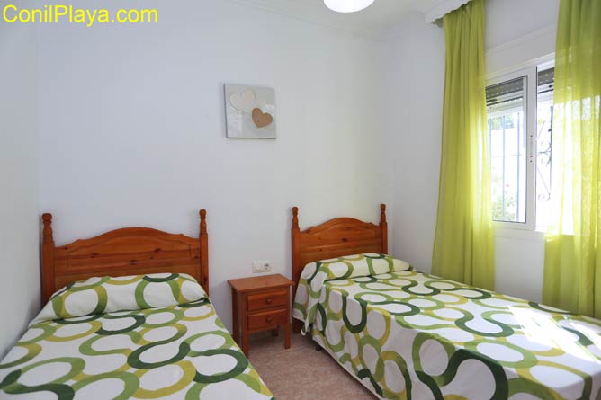 Dormitorio con 2 camas indivuales.