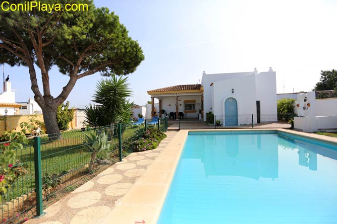 Chalet en alquiler en Conil con piscina.