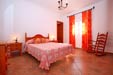 Tranquilo chalet con piscina situado muy cerca de Conil, ideal para descasar. Amplia parcela con césped, porche, barbacoa y aparcamiento privado en el interior de la parcela.
Tres dormitorios, 6 personas a pocos metros del pueblo.