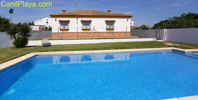 Vista posterior del chalet y de la piscina.