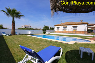 Chalet en alquiler en Conil con piscina.