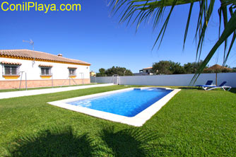 La piscina se encuentra en la parte posterior de la casa. Es muy tranquila