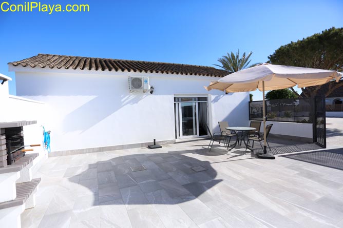 Vista frontal del chalet en Conil.