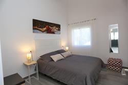 Chalet con piscina privada, con césped, situado en zona muy tranquila y cercana a las playas de Urbanización Roche, El Puerco y La Barrosa. Dispone de porche y barbacoa. La piscina esta vallada. Chalet de 4 dormitorios con piscina y jardin.