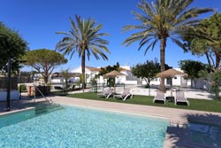 Chalet con piscina privada, con césped, situado en zona muy tranquila y cercana a las playas de Urbanización Roche, El Puerco y La Barrosa. Dispone de porche y barbacoa. La piscina esta vallada. Tiene piscina y se encuentra en la zona de El Colorado, cerca de Conil.