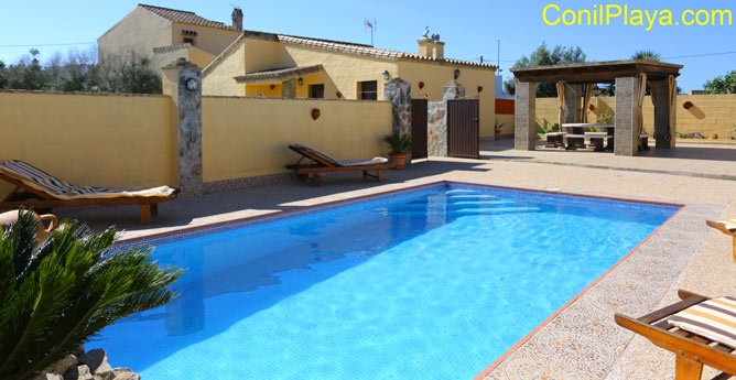 chalet en Conil con piscina privada con merendero