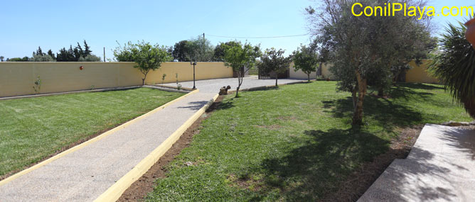 Amplio jardín con campo de fútbol con césped.