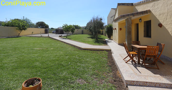 El jardín frente la casa es muy amplio.