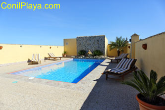 Chalet en alquiler en Conil con piscina, en Barrio Nuevo.