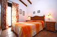 Bonito chalet con piscina privada en zona muy tranquila de Conil, El pinar del Mayorazgo. Amplia parcela y jardín con césped. Ideal para descansar cerca de las playas de Conil.
capacidad para 4 personas