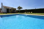 2 dormitorios,4 personas. Bonito chalet con piscina privada en zona muy tranquila de Conil, El pinar del Mayorazgo. Amplia parcela y jardín con césped. Ideal para descansar cerca de las playas de Conil.
