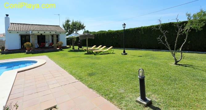 Piscina y al fondo el chalet