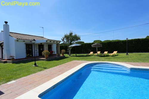 Chalet en alquiler en Conil con piscina, en El Mayorazgo.